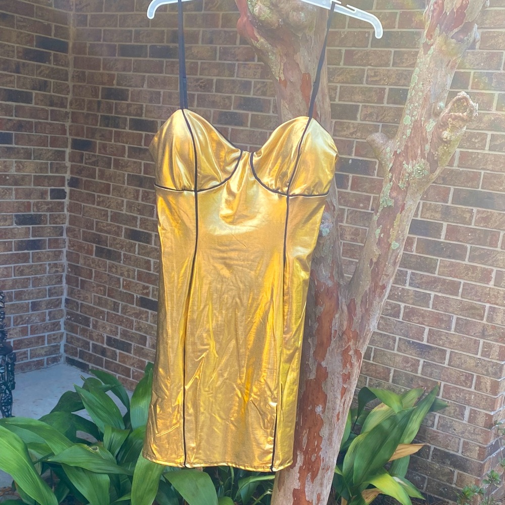 Smokin hot gold party dress 💃🏼🔥